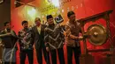 Menko Polhukam Wiranto didampingi Ketua DKPP Jimly Asshiddiqie (kedua kanan) memukul gong sebagai tanda pembukaan kegiatan Outlok 2017 atau Refleksi Akhir Tahun bertajuk Evaluasi dan Proyeksi di Jakarta, Rabu (14/12). (Liputan6.com/Faizal Fanani)