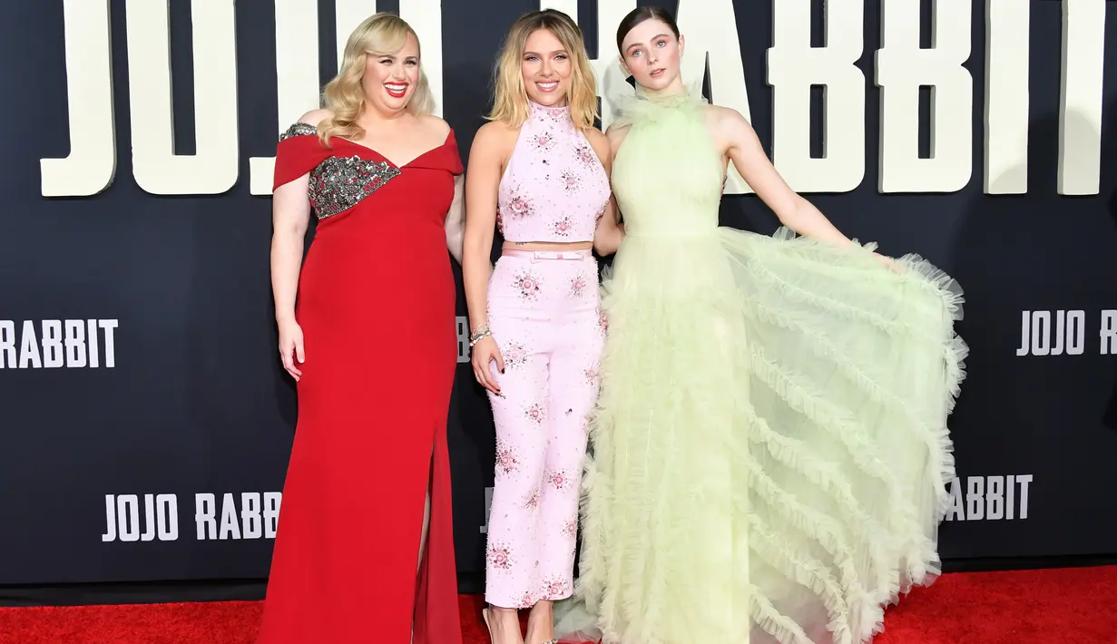 Scarlett Johansson bersama Rebel Wilson dan Thomasin McKenzie berpose saat menghadiri pemutaran perdana film Fox Searchlights "Jojo Rabbit" di Post 43 di Los Angeles, California (15/10/2019). (AFP Photo/Amy Sussman)