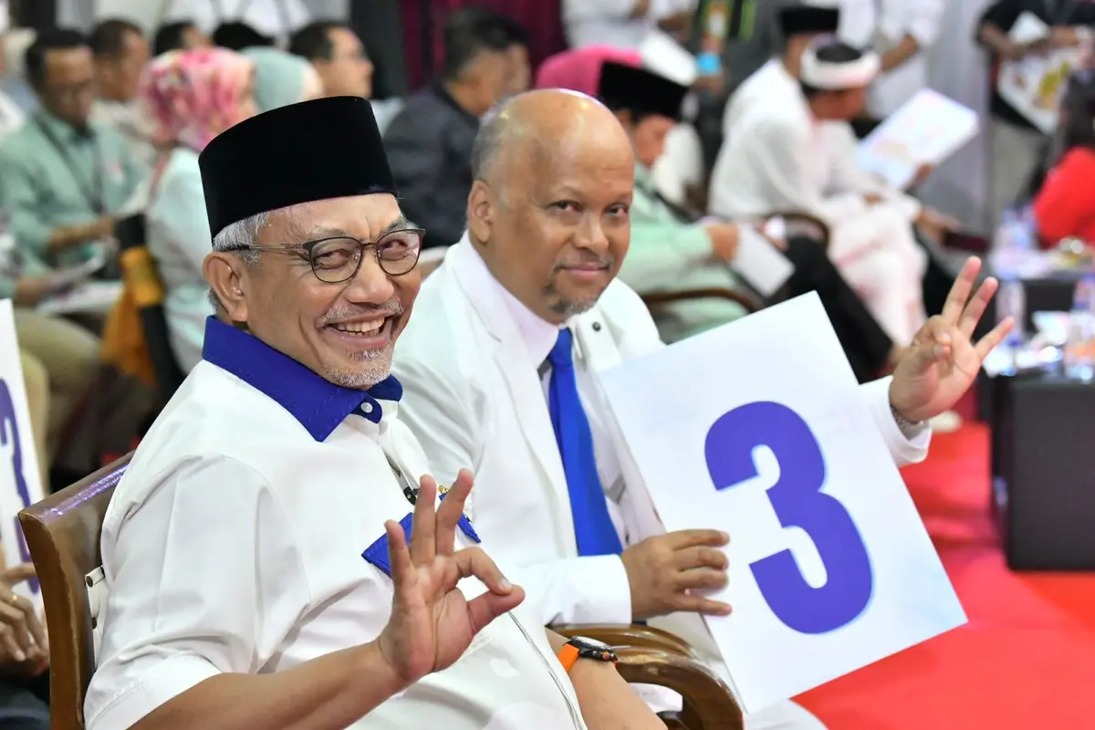 Calon Gubernur Jawa Barat, Ahmad Syaikhu, bersama Calon Wakil Gubernur Jawa Barat Ilham Habibie, menghadiri Pengundian dan Penetapan Nomor Urut Pasangan Calon Gubernur dan Wakil Gubernur Jawa Barat yang diselenggarakan oleh KPUD Jabar, Senin (23/9/2024)