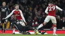 Pemain Manchester United, Paul Pogba jatuh saat berebut bola dengan para pemain Arsenal pada lanjutan Premier League di Emirates Stadium, London, (2/12/2017). MU kandaskan Arsenal 3-1.  (AP/Kirsty Wigglesworth)