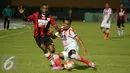 Pemain Persipura dan Persija berjibaku berebut penguasaan bola saat laga perdana Torabika Soccer Championship presented by IM3 Ooredoo di Stadion Mandala Jayapura, Papua, Jumat(29/4/2016). Kedua tim bermain imbang 1-1. (Liputan6.com/Helmi Fithriansyah)