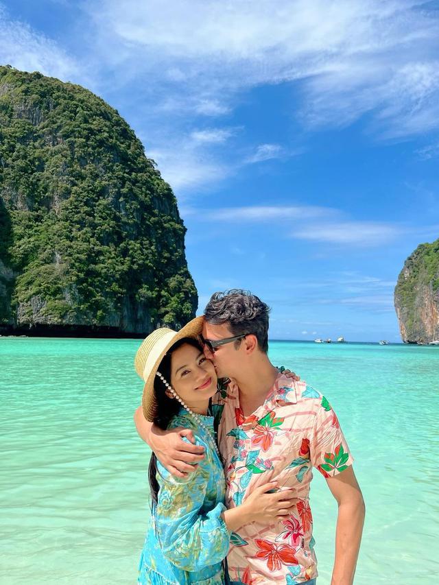 Titi Kamal dan Christian Sugiono di Thailand