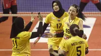 Pemain Petrokimia Gresik Pupuk Indonesia Yolla Yuliana (15) dan rekan-rekannya dalam laga melawan Kharisma Premium Bandung pada final four Livoli Divisi Utama 2022. Petrokimia menang 3-0 (25-14, 25-23, 25-20) di GOR Kimageti, Magetan, Jumat, 4 November. (foto: PBVSI)