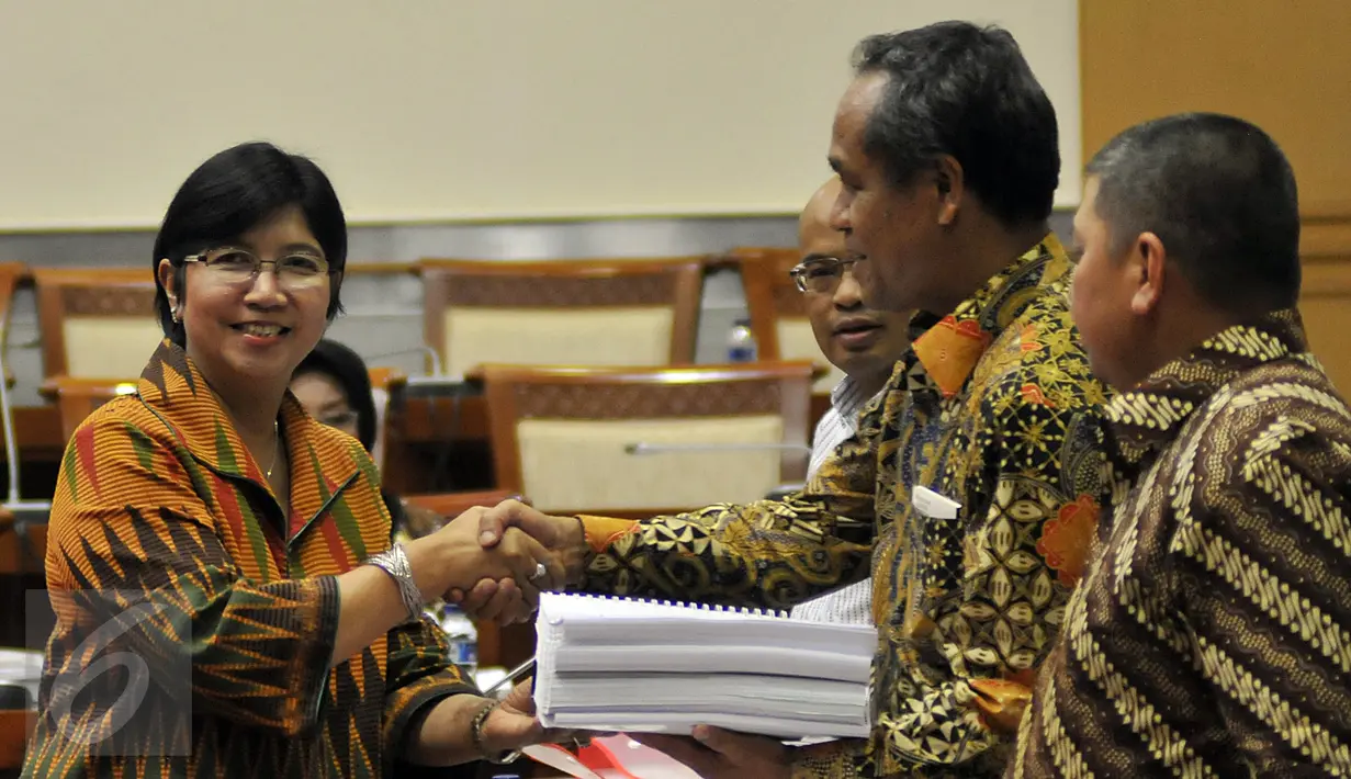 Ketua Panitia Seleksi Calon Pimpinan KPK (Pansel Capim KPK) Destry Damayanti (kiri) menyerahkan dokumen Rekam Jejak Calon Pimpinan KPK kepada Komisi III di Kompleks Parlemen Senayan, Jakarta, Senin (23/11). (Liputan6.com/Johan Tallo)