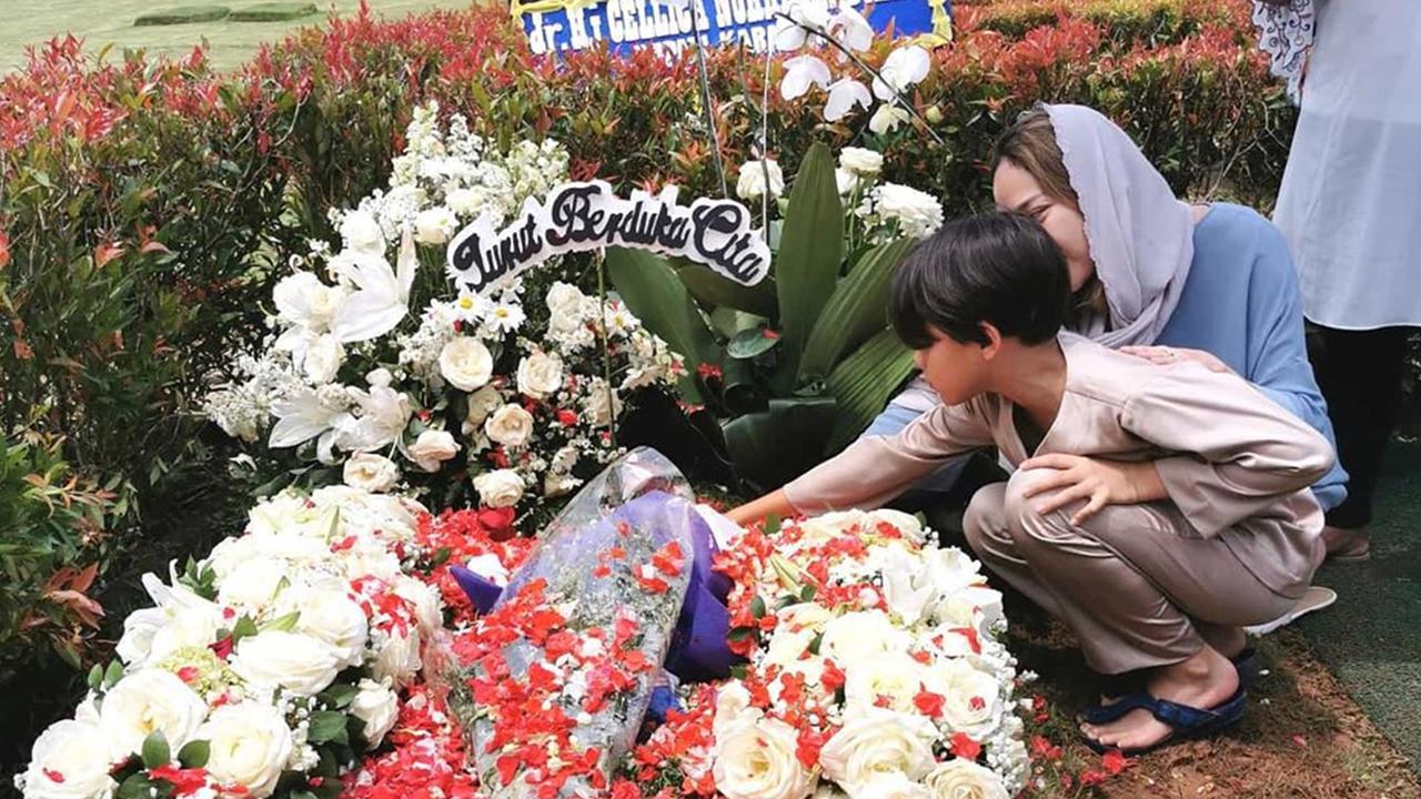 6 Momen Haru Bunga Citra Lestari Kembali Ziarah ke Pusara Ashraf Sinclair