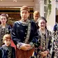 Busana adat khas Solo jadi seragam keluarga Jokowi untuk ngunduh mantu Kaesang Pangarep dan Erina Gudono. YouTube/Presiden Joko Widodo.