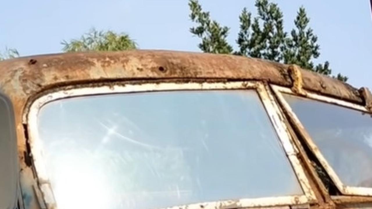 Sebuah 'fosil hidup' nampaknya layak disematkan untuk truk perang milik Uni Soviet yang kini dialihfungsikan warga di Cibarusah untuk bekerja sehari-hari.