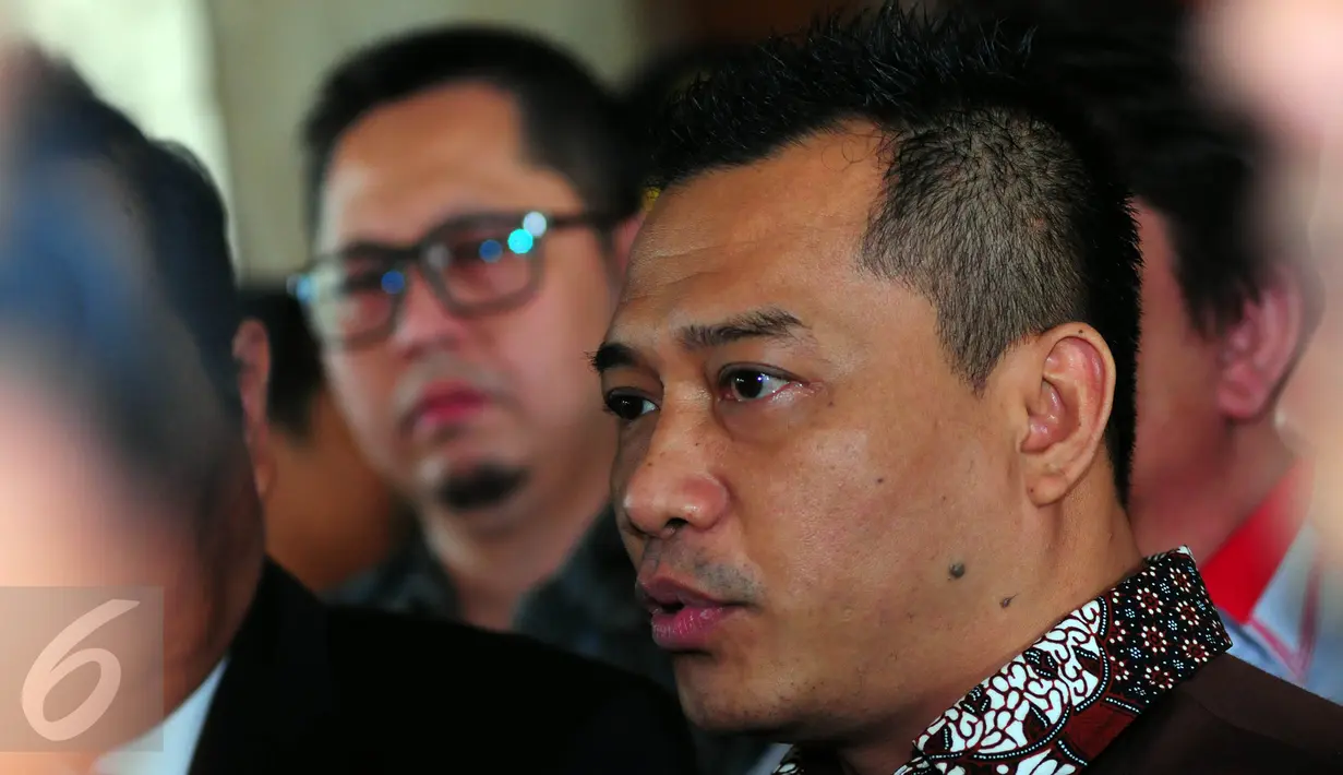Penyanyi dan anggota DPR RI Anang Hermansyah usai menemui Jaksa Agung, HM Prasetyo di Kejaksaan Agung, Jakarta, Rabu (17/6/2015). Kedatangan Anang dan anggota PAPRI untuk menyuarakan gerakan anti pembajakan. (Liputan6.com/Faisal R Syam)