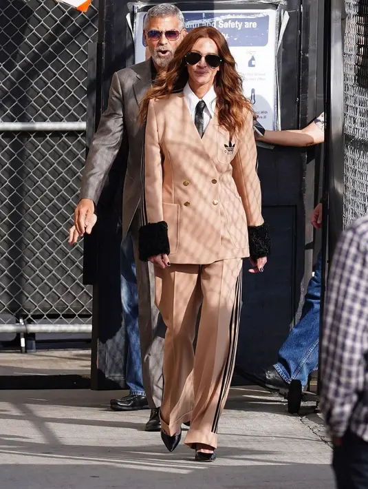 <p>Julia Roberts tampil memesona saat mempromosikan Ticket to Paradise. Ia bersama George Clooney di Jimmy Kimmel Live!, memilih mengenakan setelan cokelat dari kolaborasi Gucci X adidas di runway musim gugur 2022. Foto: Vogue.</p>
