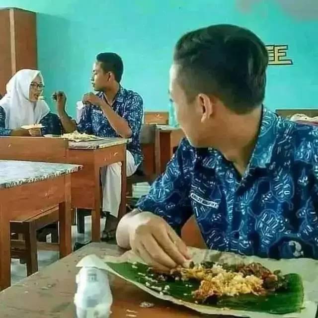 10 Aksi Nyeleneh Orang yang Lagi Pacaran Ini Bikin Geleng Kepala