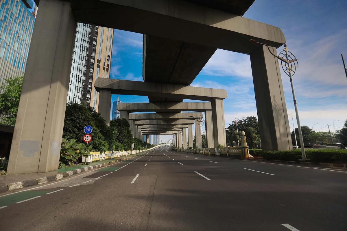 FOTO: Ibukota Jakarta Sepi di Bawah Langit Biru