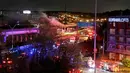 Asap hitam mengepul ke udara saat kebakaran yang menyebabkan jembatan layang di jalur Interstate 85 di Atlanta, Amerika Serikat (AS) runtuh, Kamis (30/3). Kejadian itu memicu para pengemudi mengubah rute dengan terburu-buru. (AP Photo/David Goldman)