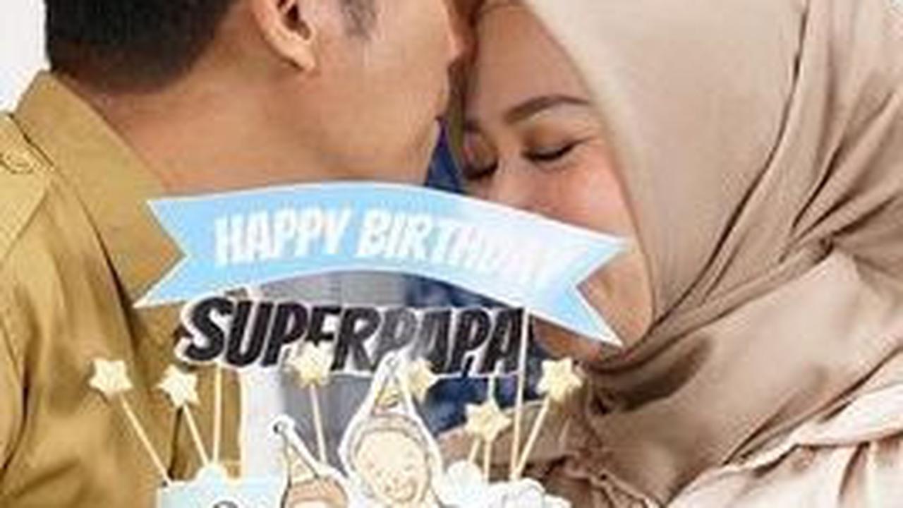 Potret Ulang Tahun Denny Cagur ke-46, Dapat Kejutan Istimewa dari Istri saat Syuting