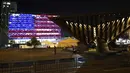 Suasana di dekat balai kota Tel Aviv yang dihiasi warna bendera AS untuk menghormati korban penembakan brutal di Las Vegas di Rabin Square, Tel Aviv (2/10). Menurut laporan, pelaku Stephen Paddock bunuh diri di lokasi kejadian. (AFP Photo/Jack Guez)