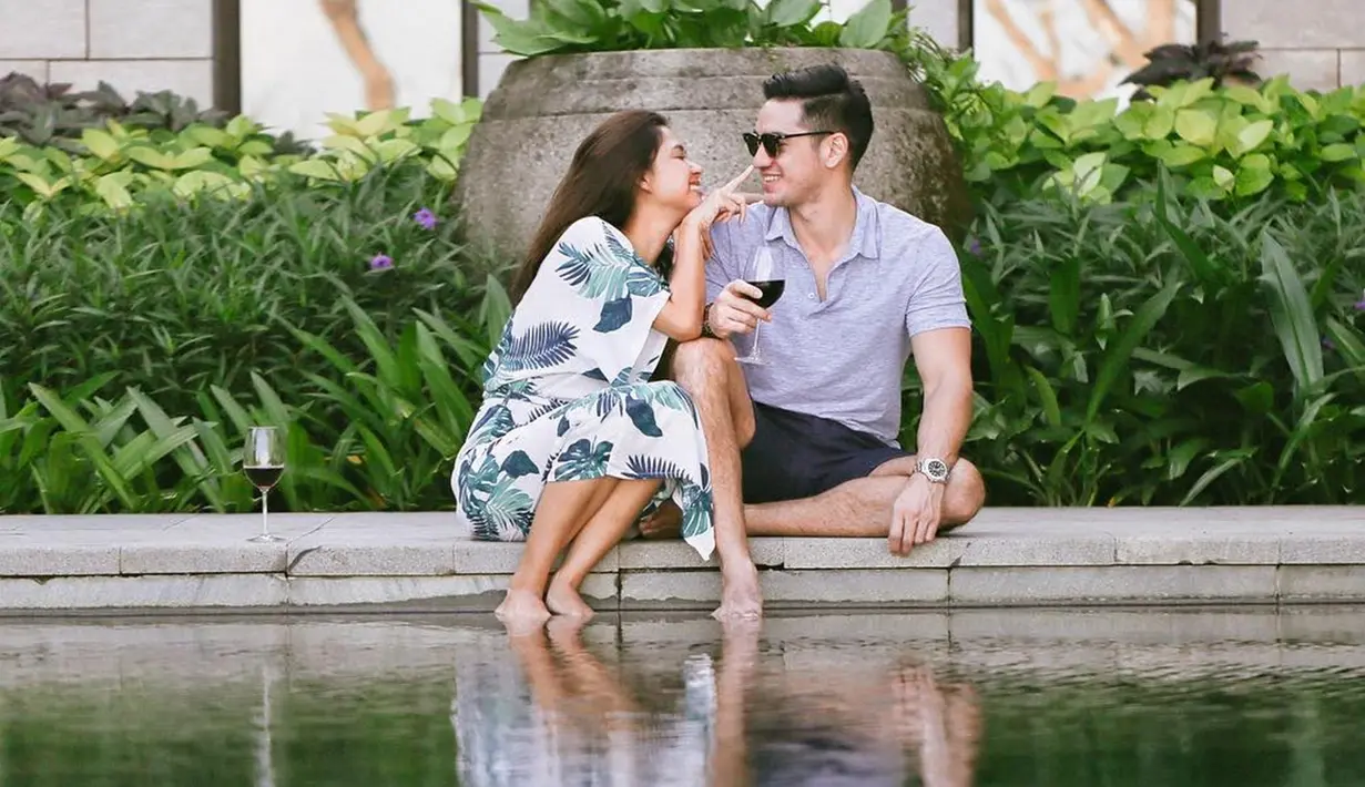 Liburan Nana dan Andrew berdua saja di hotel The Ritz Carlton Bali. Kata Ibu 2 anak ini, meluangkan waktu untuk pasangan itu penting. (Liputan6.com/Instagram/@nanamirdad_)