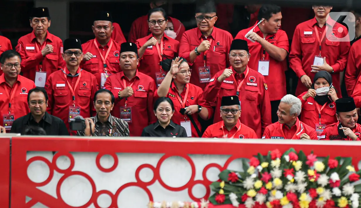Presiden Joko Widodo atau Jokowi (kedua kiri) foto bersama sejumlah kader PDIP usai hadir dalam pemembuka Rakernas II PDIP di Jakarta, Selasa (21/6/2022). Rakernas PDIP kali ini mengusung tema "Desa Kuat, Indonesia Maju dan Berdaulat".  (Liputan6.com/Faizal Fanani)