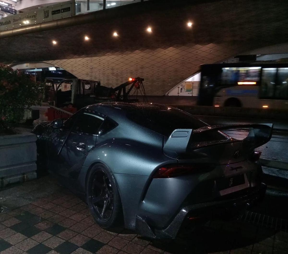 Toyota Supra Hancur Tabrak Tiang di Jalan MH Thamrin