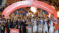 Para pemain Port FC mengangkat Piala Presiden 2025 usai berhasil mengalahkan Oxford United 2-1 di partai final yang berlangsung di Stadion Si Jalak Harupat, Kabupaten Bandung, pada Minggu (13/7/2025) malam WIB. (Bola.com/Bagaskara Lazuardi)