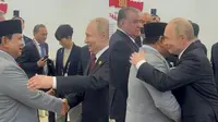 Foto yang diunggah oleh Kemensetneg RI pada Rabu (3/9/2025) seketika jadi sorotan. Pasalnya, Putin tak ragu-ragu memeluk Prabowo dengan ekspresi tersenyum (Dok. Instagram/@kemensetneg.ri).