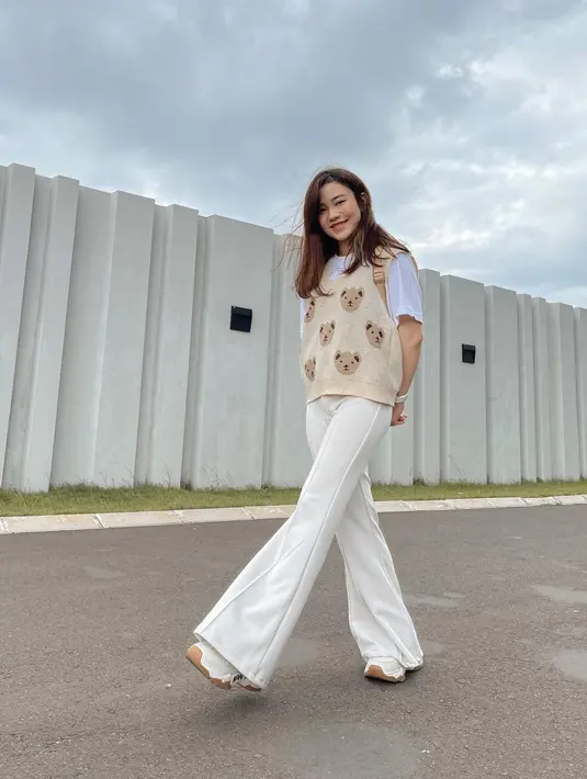 Vest dengan motif teddy bear membuat gayanya semakin imut dan gemas (Foto: Instagram @jessicajane99)