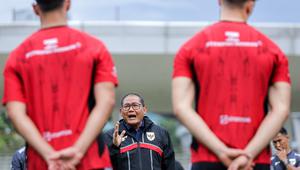 Manajer Timnas Indonesia U-22, Sumardji, memberikan pengarahan kepada pemain-pemain Garuda Muda jelang latihan perdana menuju SEA Games 2025 yang digelar di Stadion Madya Gelora Bung Karno, Jakarta, Selasa (11/11/2025) sore WIB. (Bola.com/Bagaskara Lazuardi)