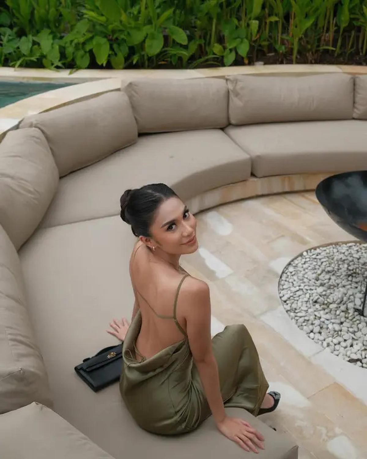 Gaya Berani Azizah Salsha Liburan di Bali Kenakan Dress Terbuka untuk Kondangan hingga Berjemur