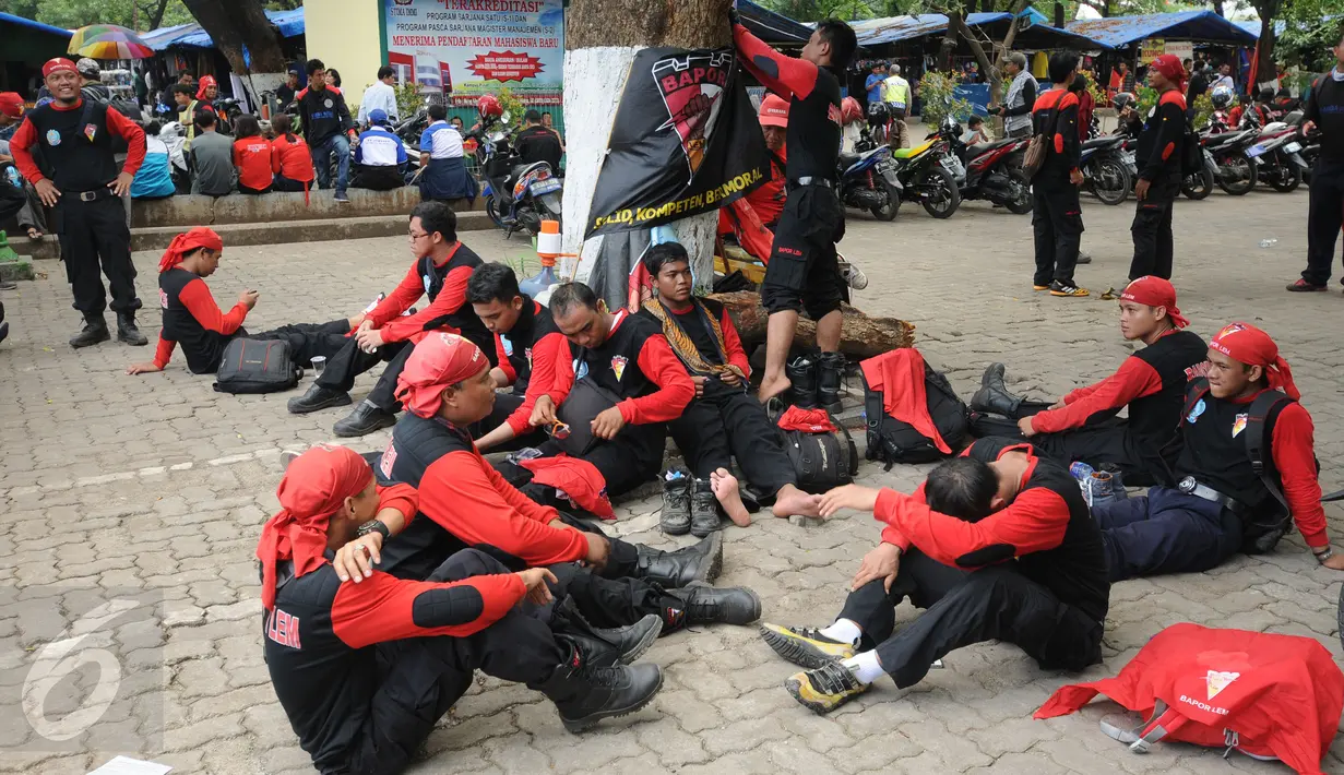 Beberapa buruh terduduk di halaman Masjid Jayakarta, Pulogadung Jakarta usai menempuh perjalanan dari Bandung-Jakarta, Jumat (20/11/2015). Para buruh menuntut pencabutan PP no 78 tentang pengupahan. (Liputan6.com/Helmi Fithriansyah)