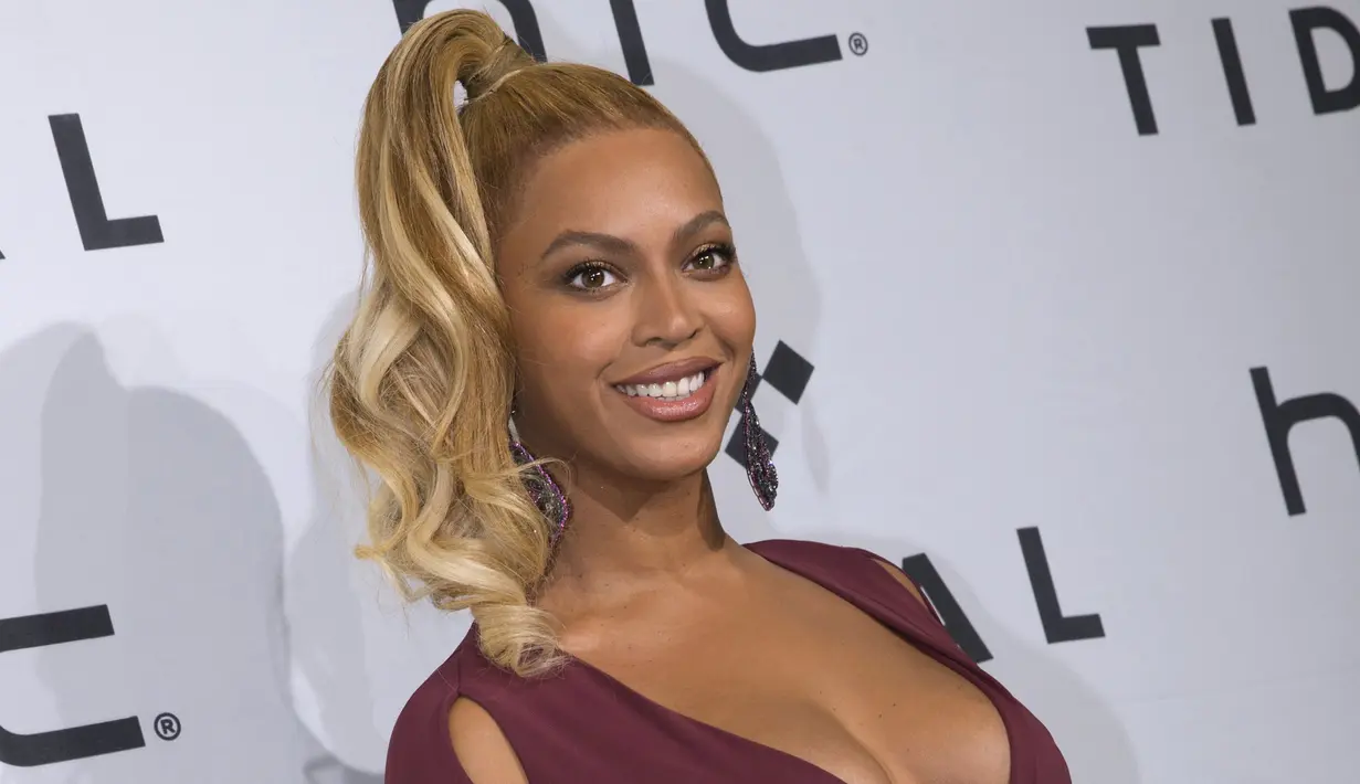 Penyanyi Beyonce mengenakan gaun berbelahan dada rendah saat menghadiri konser TIDAL X : 1020 di Barclays Center, New York, Selasa (20/10/2015). (REUTERS / Brendan McDermid)