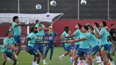 Para pesepakbola yang tergabung dalam tim nasional Brasil mengambil bagian dalam sesi latihan di stadion Manuel Barradas di Salvador, Negara Bagian Bahia, Brasil, pada 17 November 2024. (Nelson ALMEIDA/AFP)