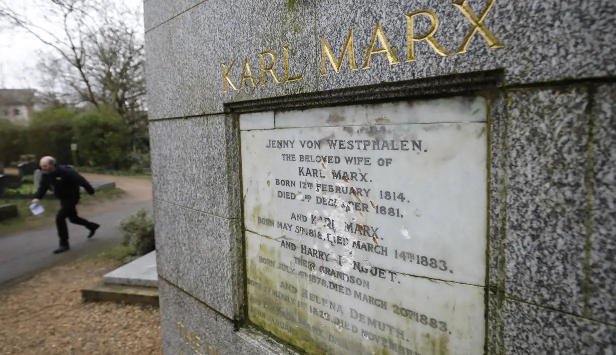 Kerusakan permukaan marmer yang menandakan persemayaman Bapak Komunis, Karl Marx  di Pemakaman Highgate, London, Selasa (5/2). Menurut laporan, pelaku pengrusakan diduga menggunakan palu merusak tulisan nama Karl Marx di atas marmer. (Tolga AKMEN/AFP)