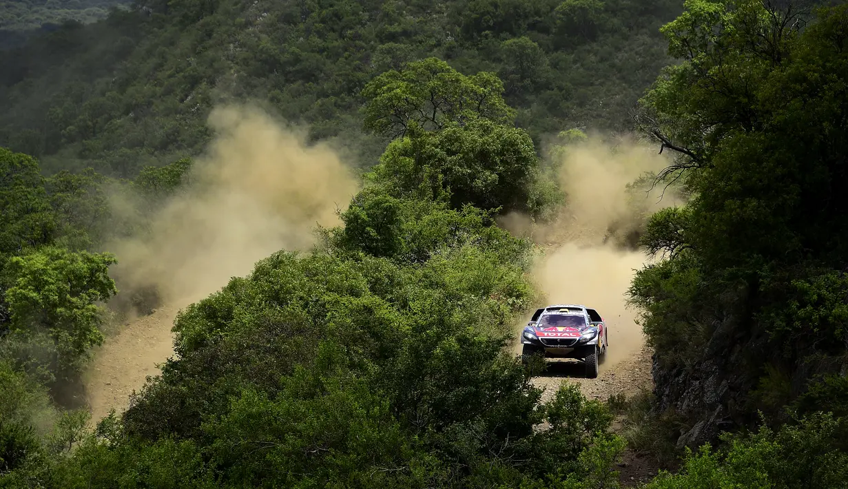 Pereli dari tim Peugeot, Stephane Peterhansel dan co-driver Jean Paul Cottret, saat beraksi di Etape 12 Reli Dakar 2016 antara San Juan dan Villa Carlos Paz di Argentina, (15/1/2016). (AFP/Franck Fife)