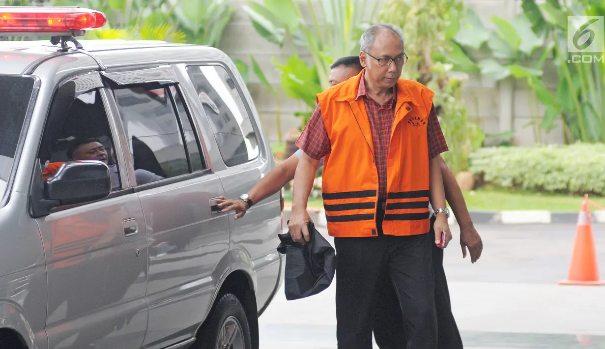Dokter Bimanesh Sutarjo keluar dari mobil bersiap menjalani pemeriksaan di Gedung KPK , Jakarta, Rabu (6/2). Penyidik mengagendakan pemeriksaan terhadap dokter RS Medika Permata Hijau, Bimanesh Sutarjo. (Liputan6.com/Herman Zakharia)