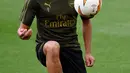 Gelandang Arsenal asal Mesir, Mohamed Elneny mengontrol bola saat latihan tim di stadion Mestalla di Valencia, Spanyol (8/5/2019). Arsenal akan bertanding melawan Valencia pada leg kedua babak semifinal Liga Europa di Mestalla. (AFP Photo/Jose Jordan)