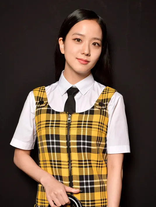 Bicara soal Jisoo, tahun ini saja ia telah memukau dalam bebeapa ansambel yang paling maju. Pada show Dior fall 2022 bulan Maret selama Paris Fashion Week, Jisoo mengenakan plaid dress over a short sleeved white button down top berwarna kuning terang yang dilengkapi dengan dasi hitam. Penampilannya ini mengingatkan pada tampilan ikonis Cher Horowitz dari film Clueless di tahun 1995.
