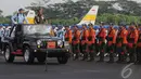 Panglima TNI Jenderal TNI Moeldoko (kedua dari kiri) melakukan inspeksi pasukan jelang  upacara serah terima jabatan KASAU di Lanud Halim Perdanakusuma, Jakarta, Kamis (15/1/2015). (Liputan6.com/Herman Zakharia)