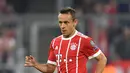 4. Rafinha - Tak hanya kalah saing di klub, bek Bayern Munchen ini juga akan mengalami kesulitan menebus skuad utama timnas Brazil. Nama macam Dani Alves dan Danilo yang tampil rutin bersama klub menjadi kendala. (AFP/Christof Stache)