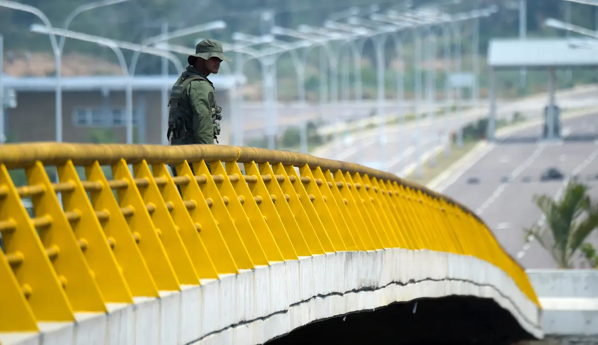 Militer Venezuela berjaga saat memblokir perbatasan dengan Kolombia di Jembatan Tienditas, Cucuta, Kolombia, Rabu (6/2). Pemimpin oposisi Venezuela Juan Guaido tengah mengatur bantuan kemanusiaan masuk ke negaranya. (Raul Arboleda/AFP)