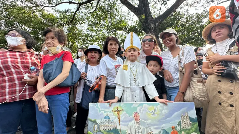 Bocah kecil bernama Puang Solam Nagurasta yang datang jauh-jauh dari Cibubur ke Gereja Katedral untuk bisa melihat Paus Vatikan itu secara langsung (Dok. Liputan6.com/Benedikta Miranti T.V).