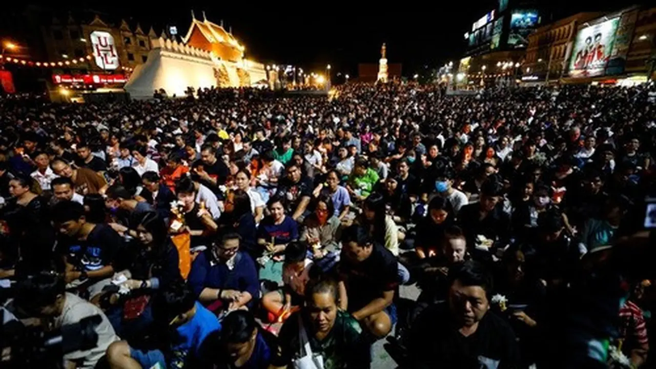 Warga Thailand berkabung untuk para korban penembakan massal di Provinsi Nakhon Ratchasima, Thailand, pada 9 Februari 2020. (Xinhua)