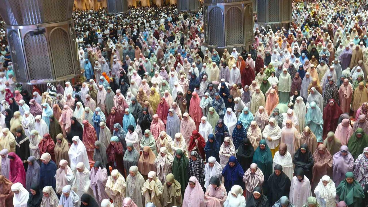 FOTO: Ribuan Jemaah Padati Masjid Istiqlal pada Tarawih Perdana Ramadan 1447 H