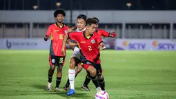 Pemain Timnas Indonesia U-20, Dony Tri Pamungkas (tengah) berebut bola dengan pemain Timor Leste, Joaozinho Cristiano Amaral (kanan) pada laga Grup F Kualifikasi Piala Asia U-20 2025 di Stadion Madya, Senayan, Jakarta, Jumat (27/09/2024). (Bola.com/Bagaskara Lazuardi)