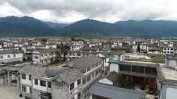 Foto hasil bidikan dari udara pada 14 September 2020 memperlihatkan pemandangan Desa Gusheng di Dali, Provinsi Yunnan, China barat daya. Terletak di tepi Danau Erhai, Desa Gusheng menuai manfaat dari perbaikan ekologis Danau Erhai dan peningkatan jumlah wisatawan yang berkunjung. (Xinhua/Chen Xinbo)