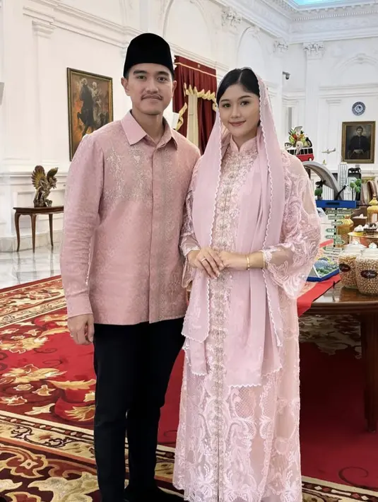 Adapun gaya abaya dengan nuansa pink kian istimewa saat berpadu dengan kerah Shanghai.  [Foto: Instagram/ Erina Gudono]
