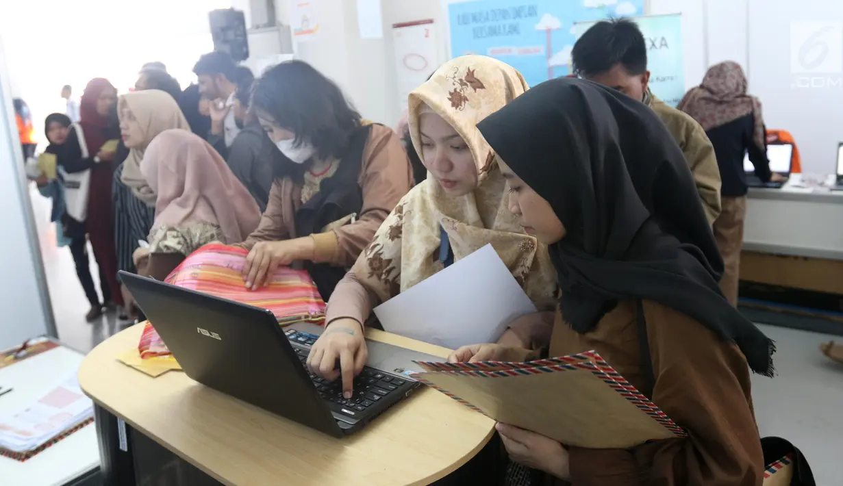 Pencari kerja mengisi data saat mengikuti Mega Career Expo 2019 di GBK, Senayan, Jakarta, Selasa (2/7/2019). Mega Career Expo 2019 diikuti lebih dari 100 perusahaan BUMN, nasional, dan multinasional. (Liputan6.com/Angga Yuniar)