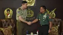 Panglima TNI Jenderal TNI Gatot Nurmantyo (kanan) berjabat tangan dengan Kepala Staf Angkatan Darat Australia Letnan Jenderal Angus Campbell usai keduanya melakukan pertemuan tertutup, di Mabes TNI Cilangkap, Jakarta Timur, Rabu (8/2).  (HO/TNI/AFP)