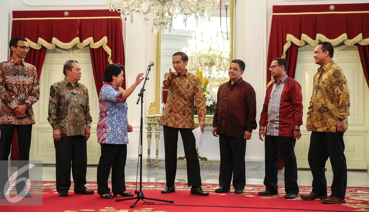Presiden Jokowi dan Pansel Calon Anggota Komisi Yudisial saat akan mengumumkan tujuh nama yang lolos seleksi calon anggota KY di di Istana Merdeka, Jakarta, Rabu (3/9/2015). (Liputan6.com/Faizal Fanani)