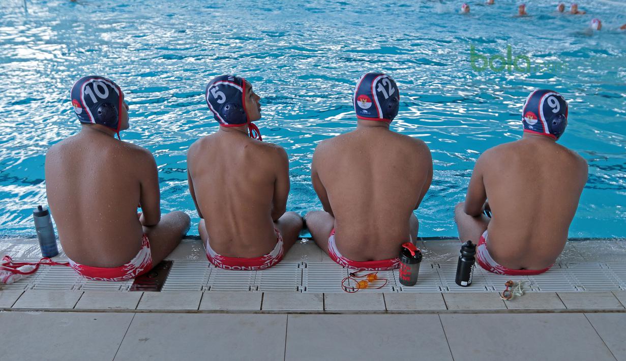 Deretan tim biru atlet Polo Air Putra Indonesia menanti giliran berlatih di Aquatic Center, Senayan, (07/03/2018). Latihan ini meupakan persiapan Asian Games 2018. (Bola.com/Nick Hanoatubun)