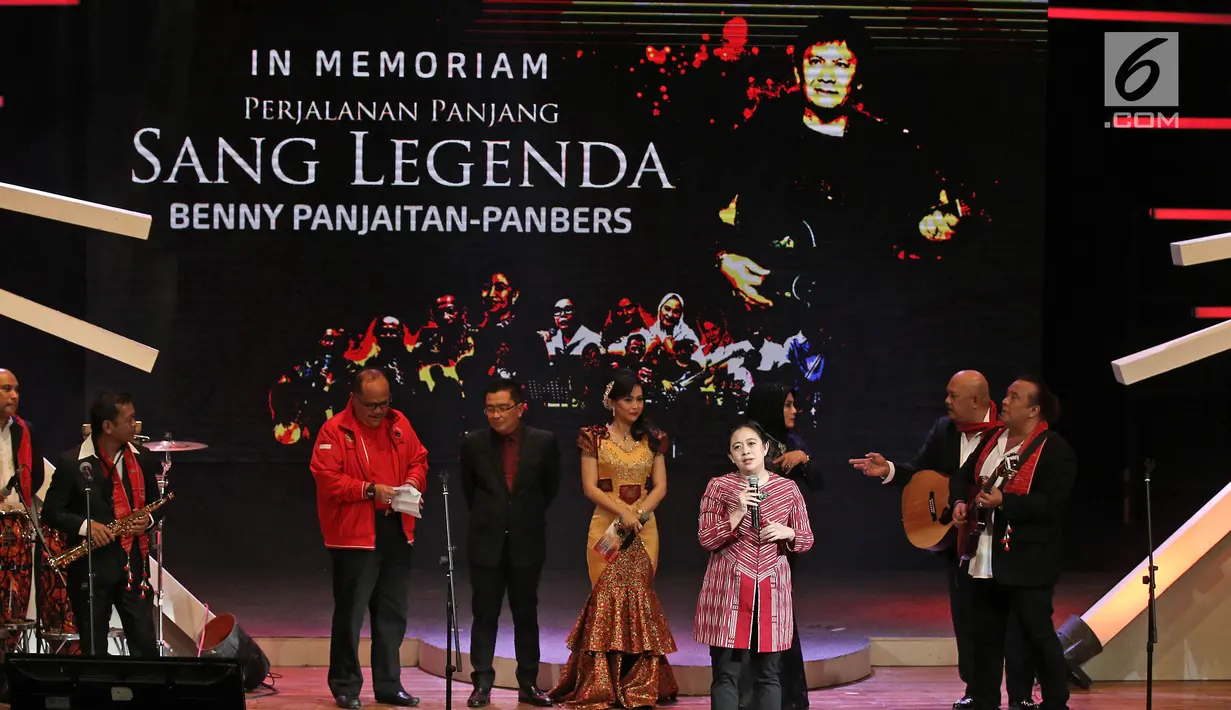 Menko PMK, Puan Maharani dalam konser bertajuk 'In Memoriam, Perjalanan Sang Legenda' di Taman Ismail Marzuki (TIM), Jakarta, Kamis (23/11). Ditemani Dian Piesesha, Puan membawakan lagu karya Panbers, "Akhir Cinta". (Liputan6.com/Herman Zakharia)
