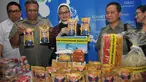 Ketua BPOM, Penny Lukito (tengah) menunjukkan makanan ringan bihun kekinian (Bikini) saat konferensi pers di Aula BPOM, Jakarta, Senin (8/8). Snack Bikini tersebut tidak melalui evaluasi keamanan, mutu, gizi dan label pangan. (Liputan6.com/Gempur M Surya)