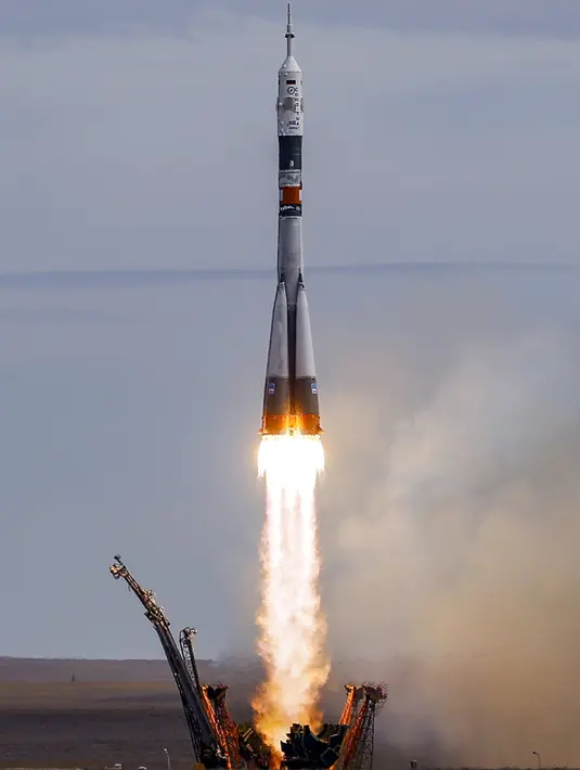 Pesawat luar angkasa, Soyuz TMA-18M saat lepas landas di kosmodrom Baikonur, Kazakhstan,Rabu (2/9/2015). Pesawat akan diberangkatkan pada pagi ini. (REUTERS/Shamil Zhumatov)